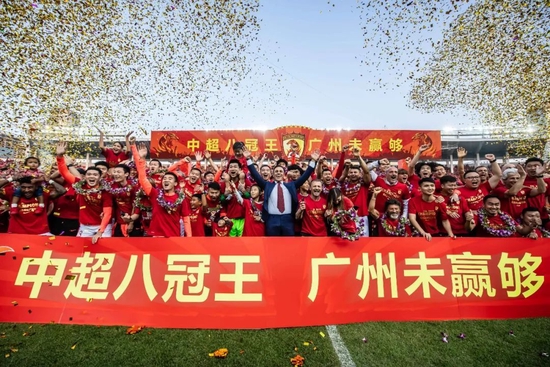 而在上映版海报中，一群身在异乡人聚集在南国亭，一起克服孤独和生活的不易，彼此交换着温暖和善意，治愈感十足